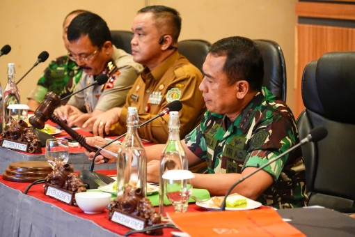 UPACARA PENUTUPAN LATSITARDANUS KE-44 DI KALTIM  “SUKSESNYA SINERGI TNI-POLRI DALAM MEMBENTUK GENERASI PENERUS BANGSA”